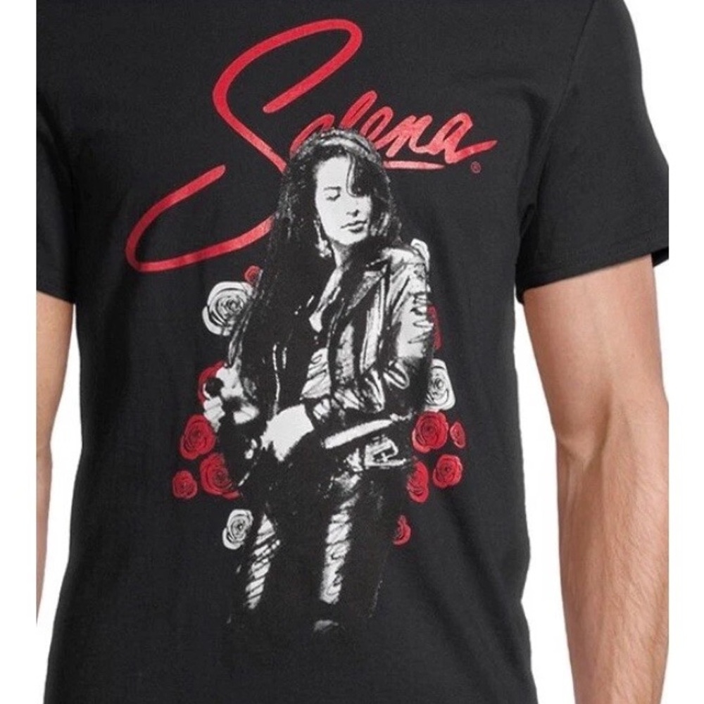 Selena Quintanilla Roses Men’s Graphic Tee XL